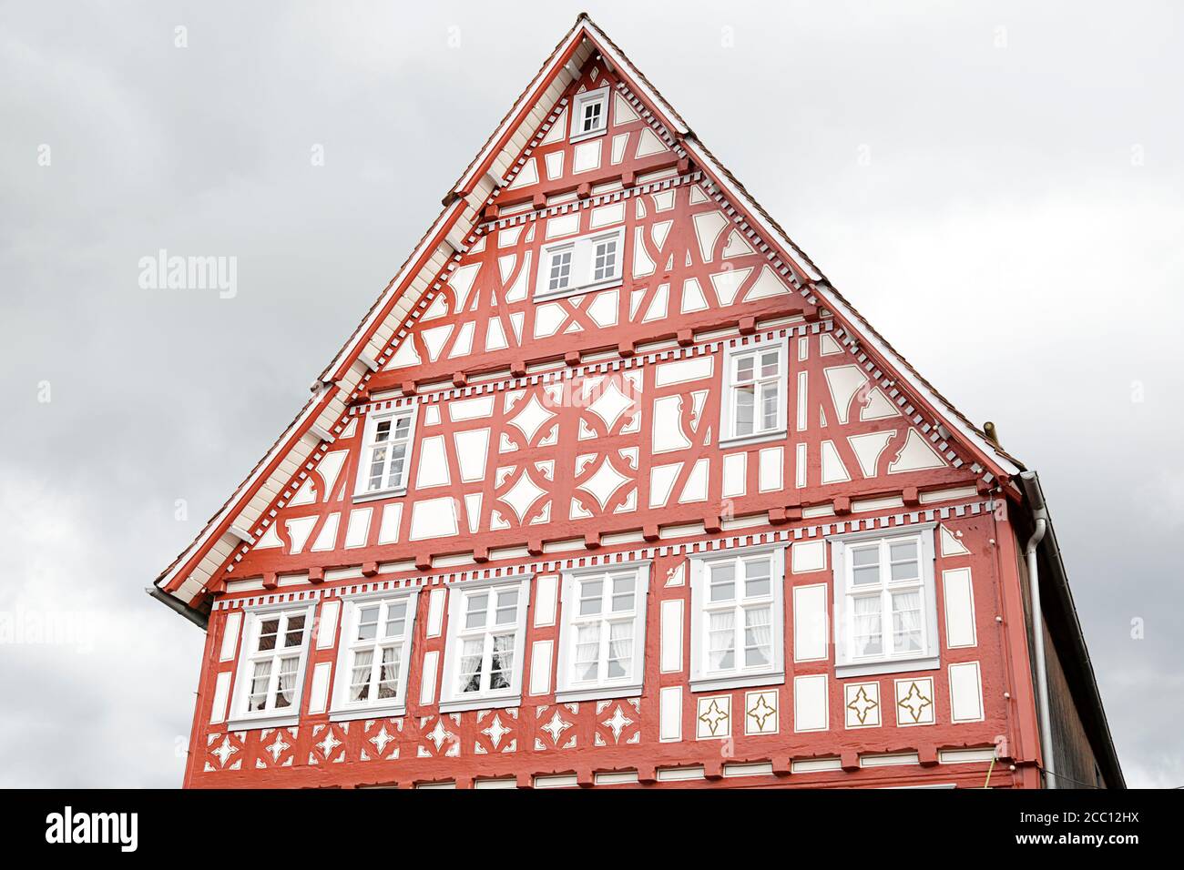 Façade d'une maison traditionnelle à colombages dans un jour pluvieux située à Dornstetten, Forêt Noire, Baden-Wuerttemberg, Allemagne Banque D'Images