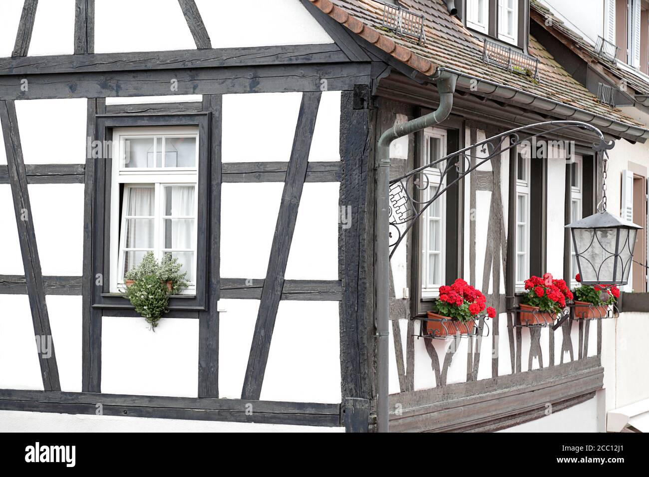 Détail d'une maison typique à colombages avec cadre brun situé à Gengenbach, Allemagne Banque D'Images