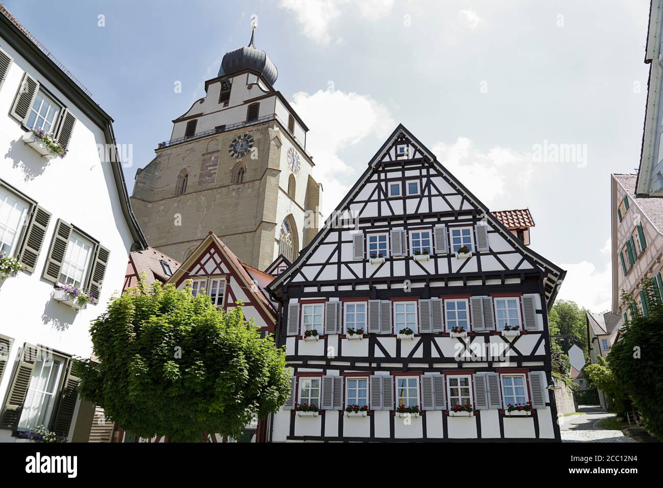 Maisons traditionnelles à colombages et église Stiftskirche située à Herrenberg, Forêt Noire, Bade-Wurtemberg, Allemagne Banque D'Images