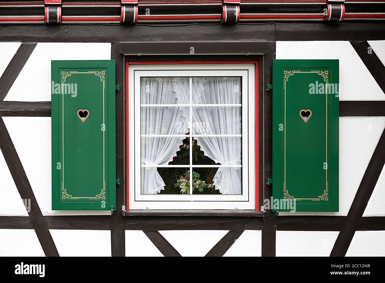 Détail d'une fenêtre dans une façade d'une maison traditionnelle à colombages située à Sasbachwalden, Forêt Noire, Bade-Wurtemberg, Allemagne Banque D'Images