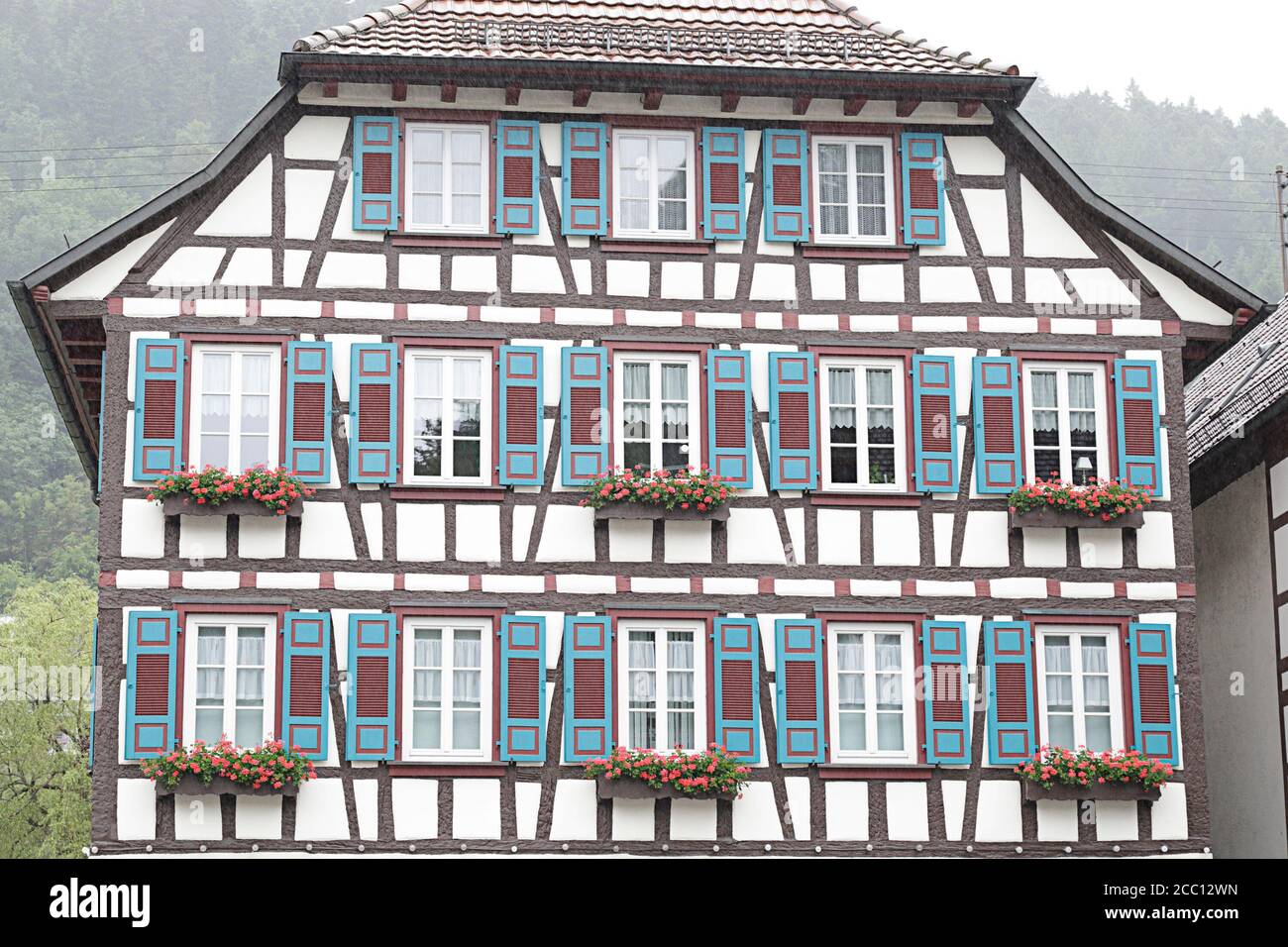 Façade d'une maison traditionnelle à colombages dans un jour de pluie située à Schiltach, Forêt Noire, Bade-Wurtemberg, Allemagne Banque D'Images