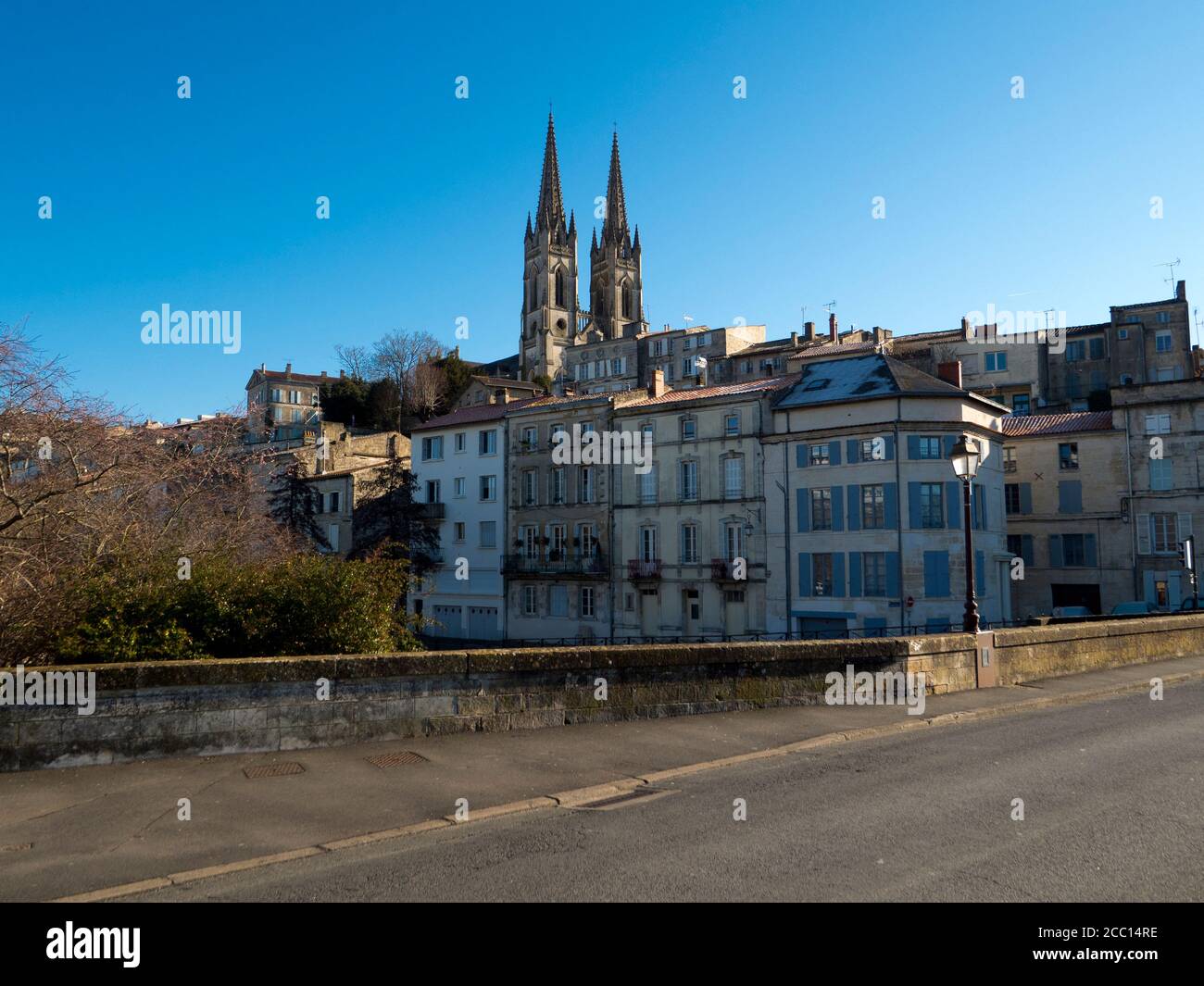 Cathédrale émergeant au-dessus des toits de la ville, Niort, France Banque D'Images
