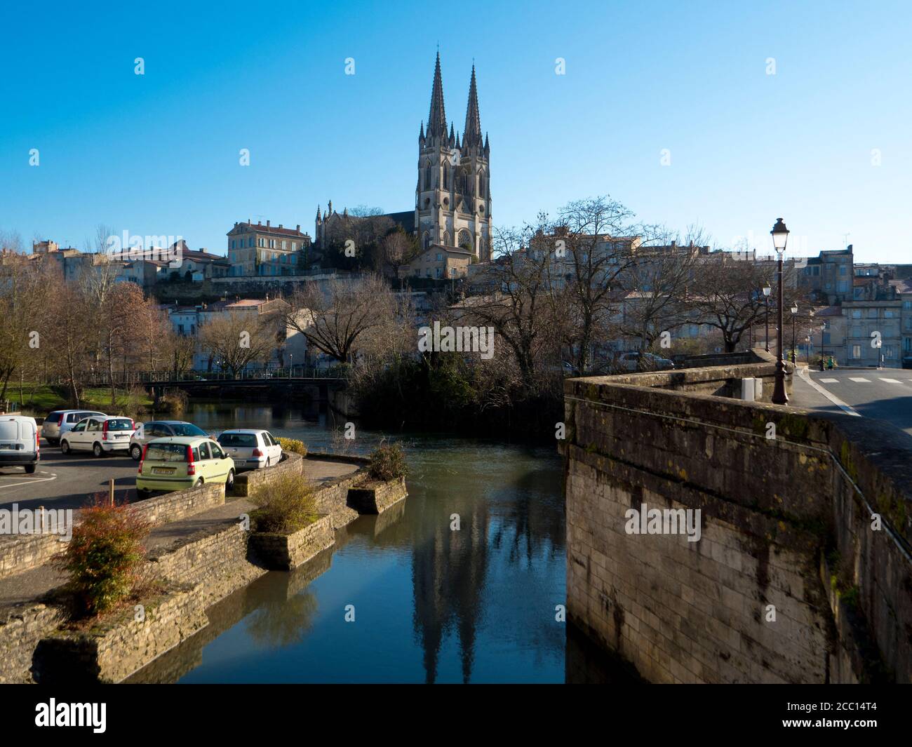 Cathédrale se reflétant dans le fleuve, Niort, France Banque D'Images
