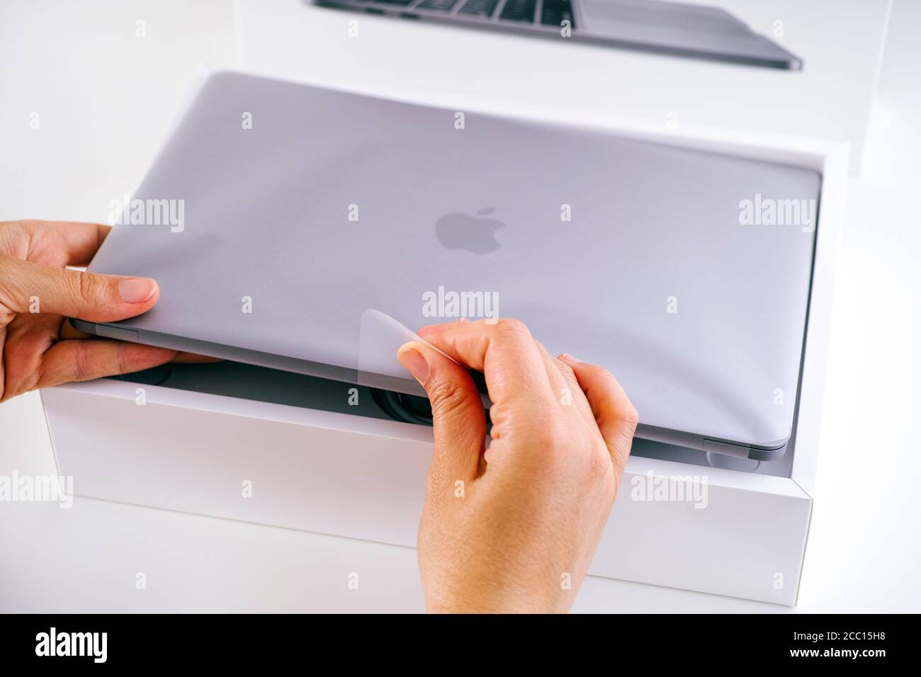 Tambov, Fédération de Russie - 09 juillet 2020 personne déballant le nouveau MacBook Pro. Banque D'Images