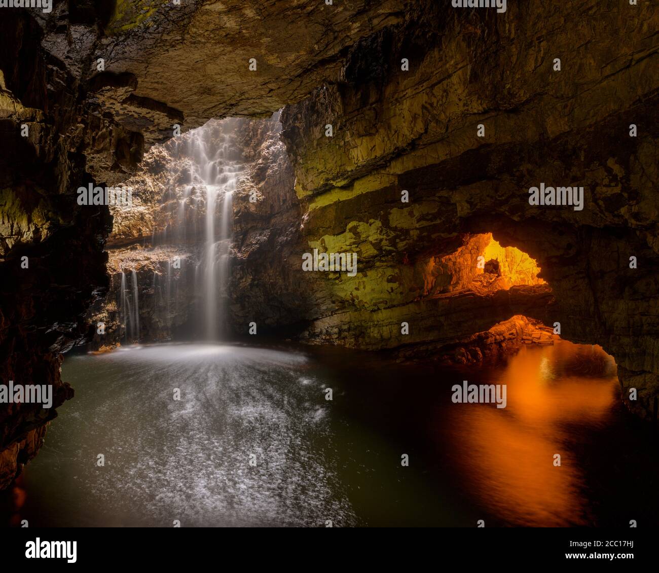 La grotte de Smoo est une grande grotte de mer et d'eau douce Grotte dans les Highlands d'Écosse Banque D'Images