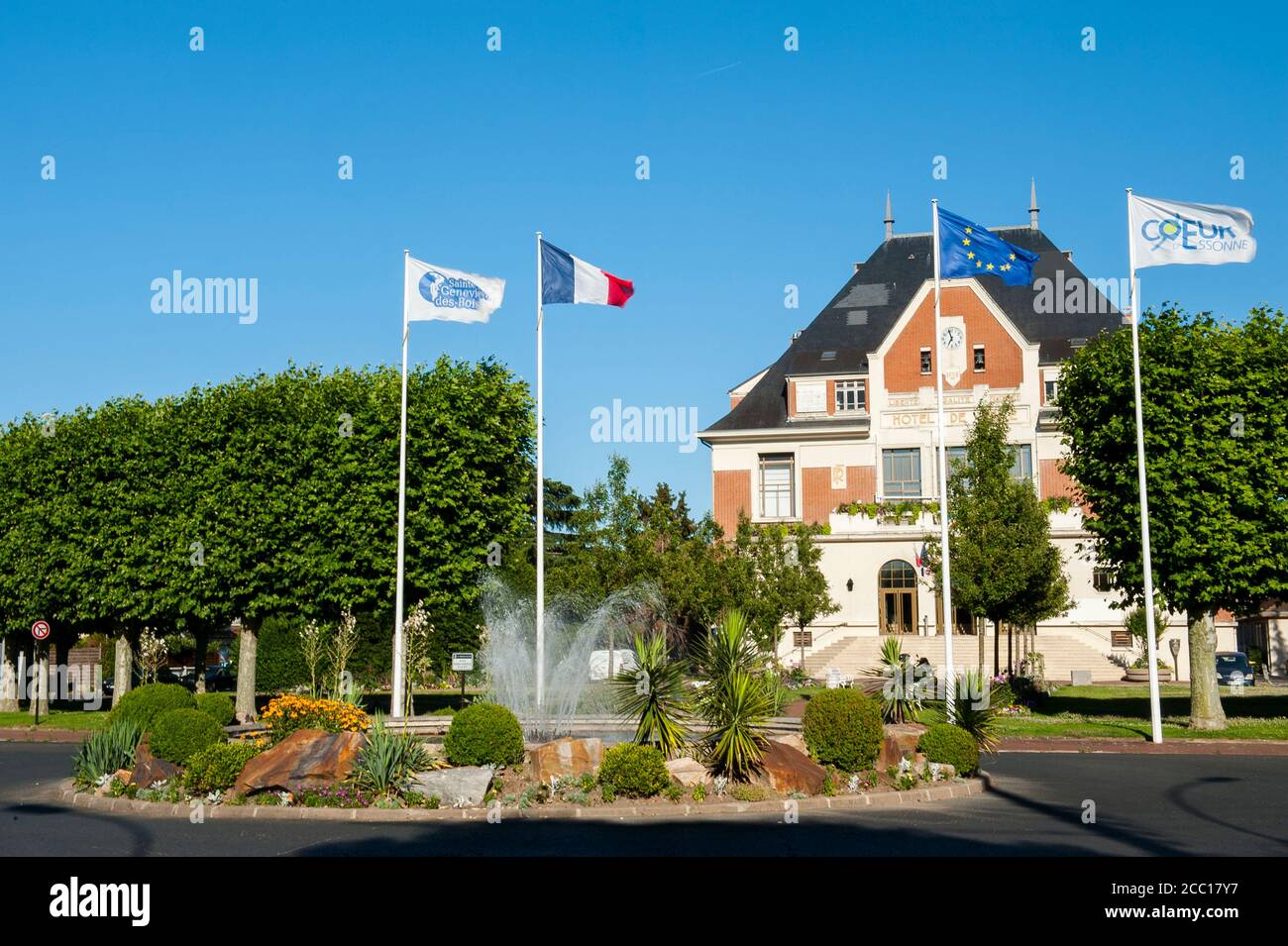 Hôtel de ville derrière le rond-point de la fontaine, Sainte Geneviève des bois, France Banque D'Images