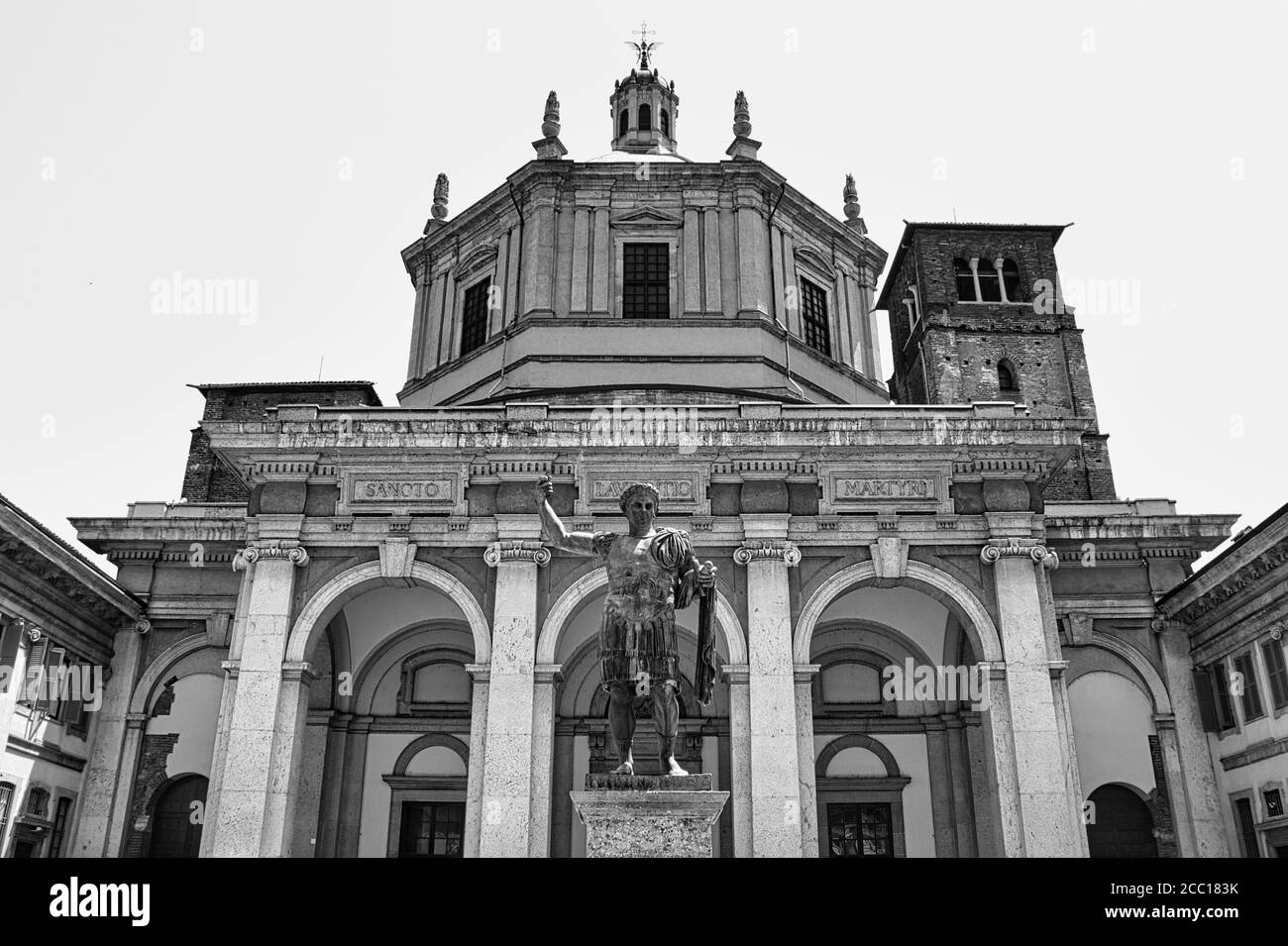 Milano, Italie 08.16.2020 : Basilique de San Lorenzo Maggiore, Basilique de San Lorenzo est une imposante église chrétienne ancienne abritant une chapelle octogonale Banque D'Images