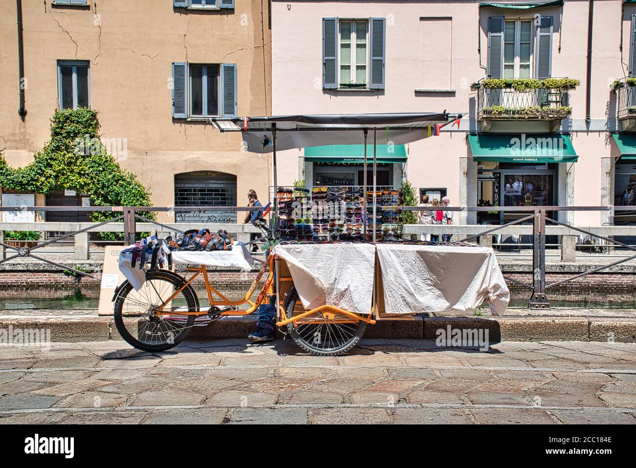 Milan, Italie 08.16.2020: Lunettes de soleil mobile stand tricycle sur le côté du canal Navigli Grand Banque D'Images