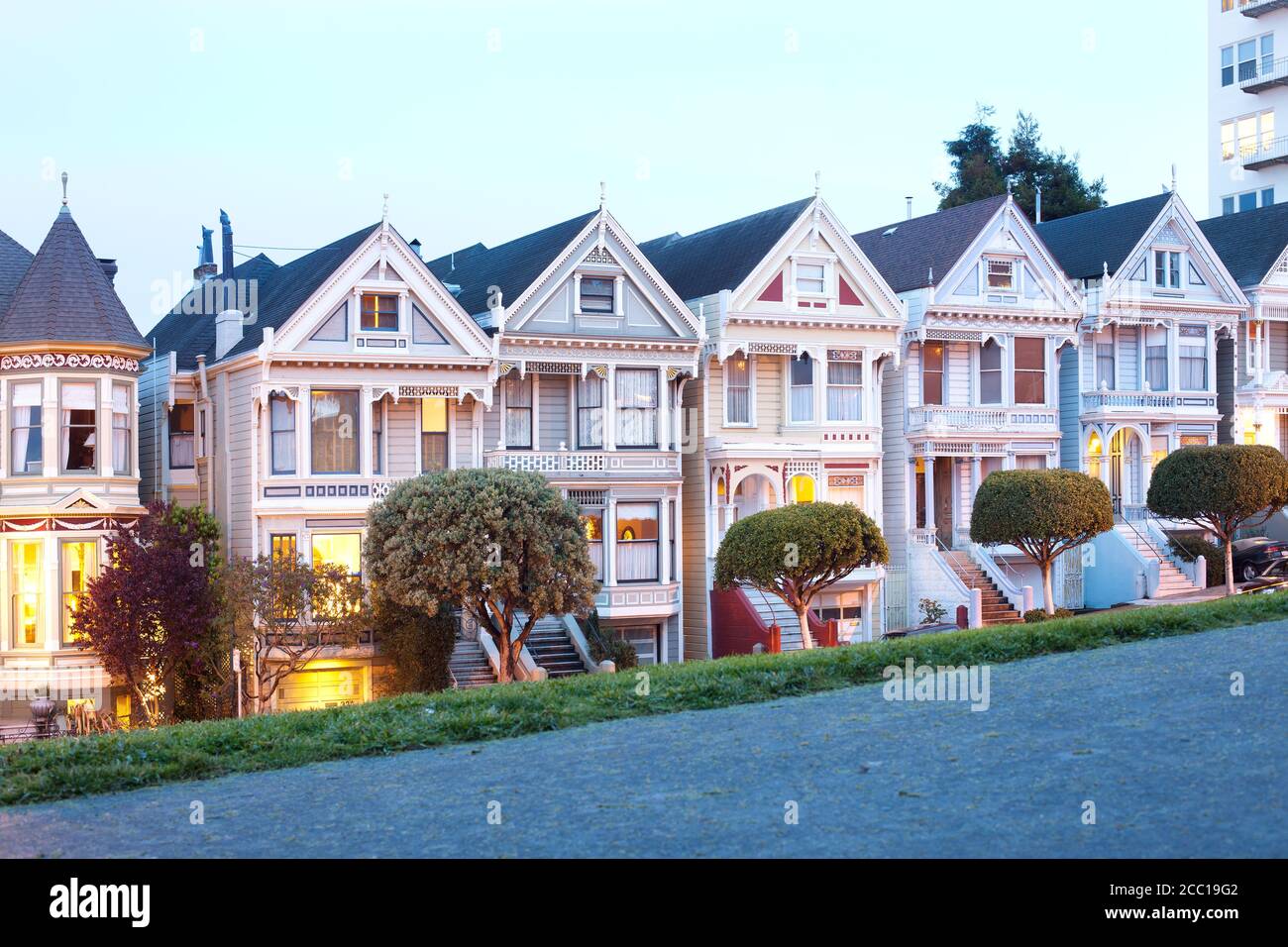 San Francisco, Californie, États-Unis - Maisons victoriennes traditionnelles connues sous le nom de Painted Ladies à Alamo Square. Banque D'Images