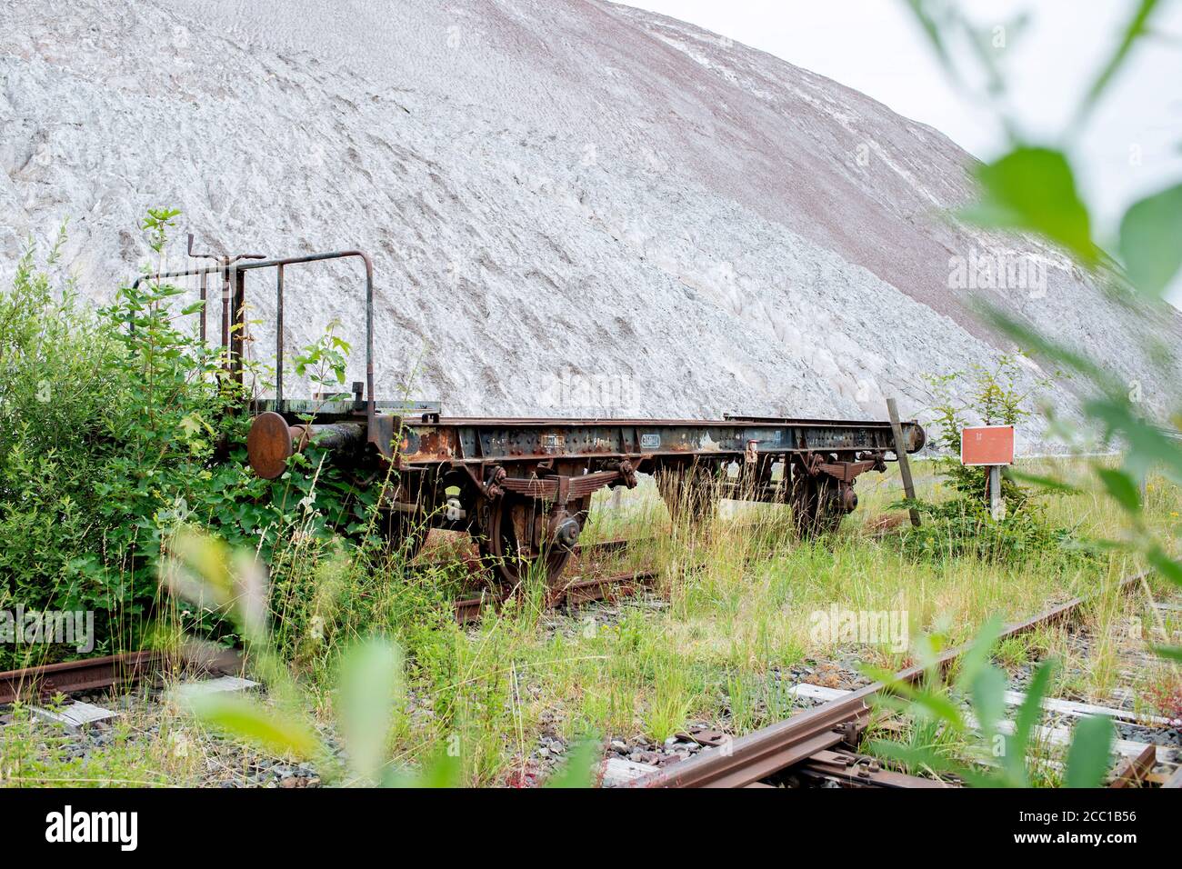 Wathlingen, Allemagne. 04e juillet 2020. Un wagon historique se trouve sur une piste en face du tas de déblais de l'usine de potasse Niedersachsen Wathlingen. L'association Kalibahn Niedersachsen Riedel propose des promenades sur la ligne ferroviaire historique avec un tramway et un bus ferroviaire. Credit: Hauke-Christian Dittrich/dpa/Alay Live News Banque D'Images