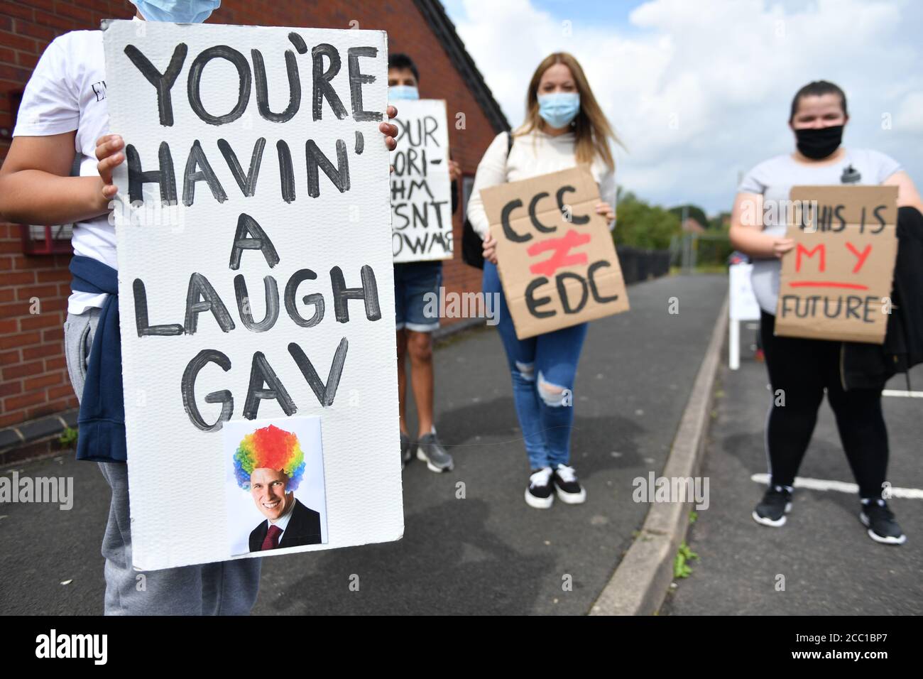 Les élèves de l'école secondaire de la communauté Codsall défilent au bureau de circonscription de leur député local, Gavin Williamson, L'OMS est également le secrétaire à l'éducation, pour protester contre les problèmes persistants des résultats DE niveau A de la semaine dernière, qui ont vu certains candidats recevoir des notes inférieures aux attentes après l'annulation de leurs examens en raison du coronavirus. Banque D'Images