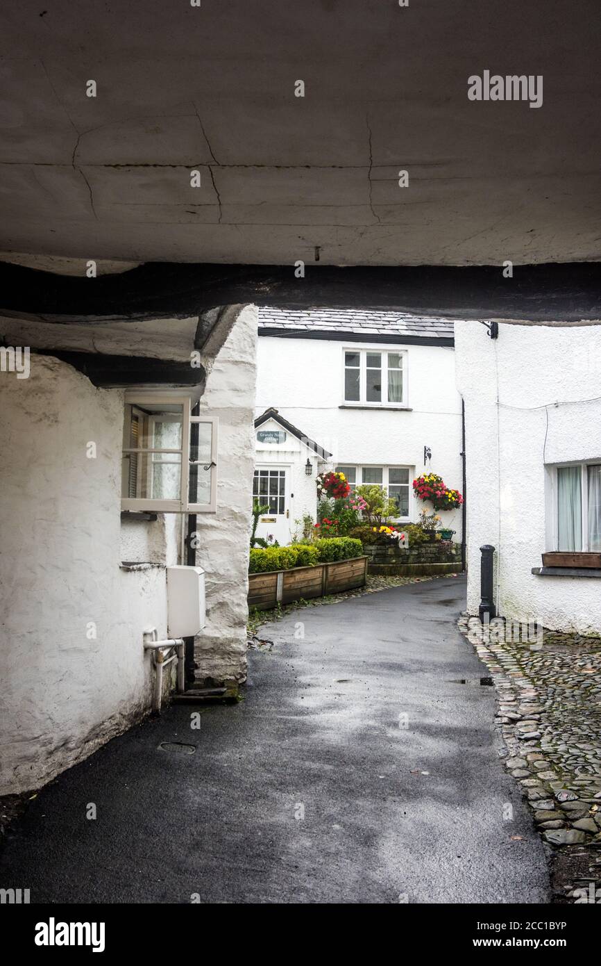 Une ancienne voie étroite et sinueuse dans le village de Hawkshead. Banque D'Images