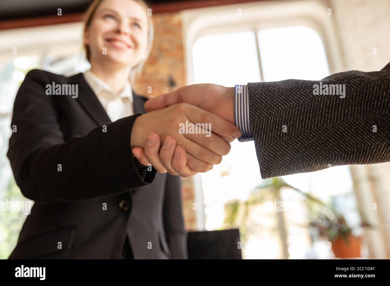 Gros plan d'hommes d'affaires qui se branchent dans une salle de conférence, qui font un marché, un accord réussi ou une coopération. Concept de finance et d'affaires, contrats, partenariat, communauté et travail d'équipe. Banque D'Images