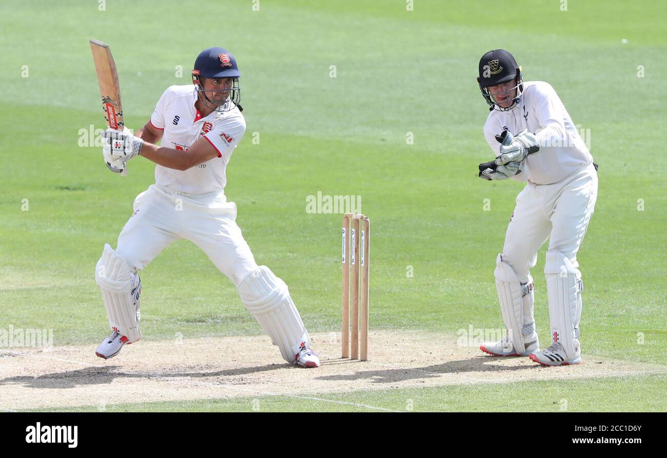 Hove, Royaume-Uni. 17 août 2020. Alastair Cook d'Essex coupe le ballon comme gardien Ben Brown pendant la troisième journée du Trophée Bob Willis entre Sussex et Essex au 1er Central County Ground. Credit: James Boardman / Alamy Live News Banque D'Images