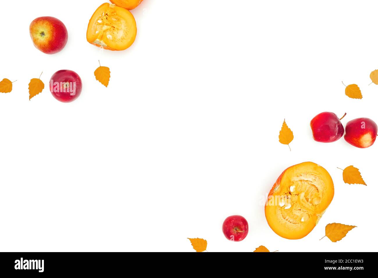 Composition automnale avec feuilles d'automne, pomme et citrouille sur fond blanc. Concept de jour de Thanksgiving. Flat lay, vue de dessus Banque D'Images
