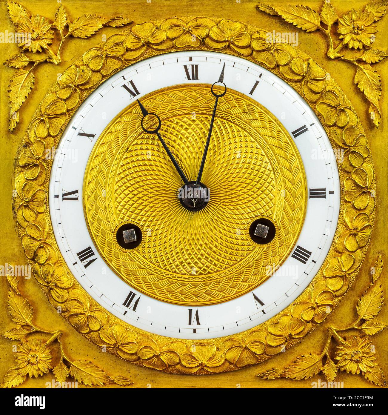 Antique ornement cadran d'horloge dorée avec plaque de base blanche Banque D'Images
