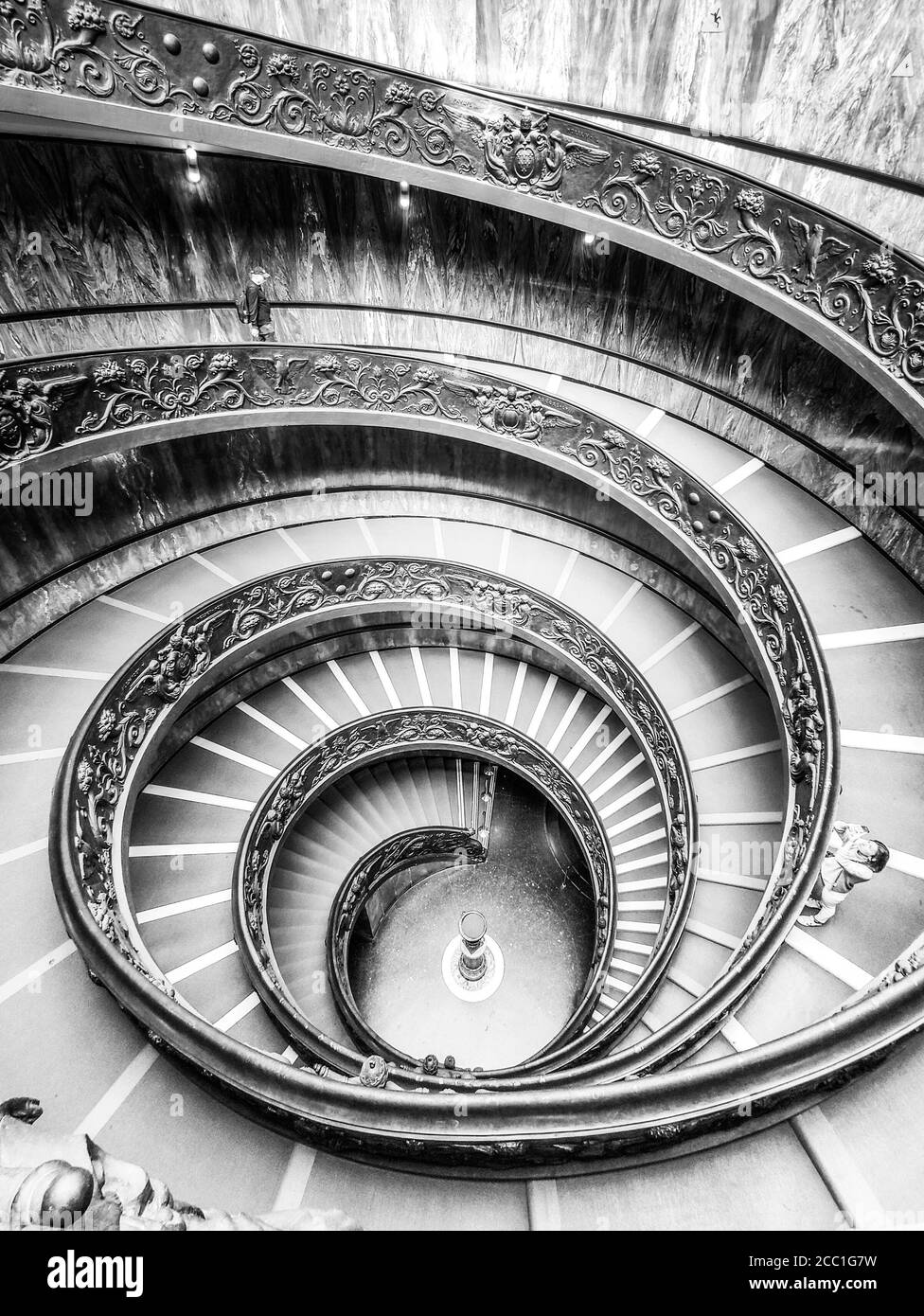 CITÉ DU VATICAN - 07 MAI 2018 : escalier en colimaçon dans les musées du Vatican, Cité du Vatican. Image en noir et blanc. Banque D'Images
