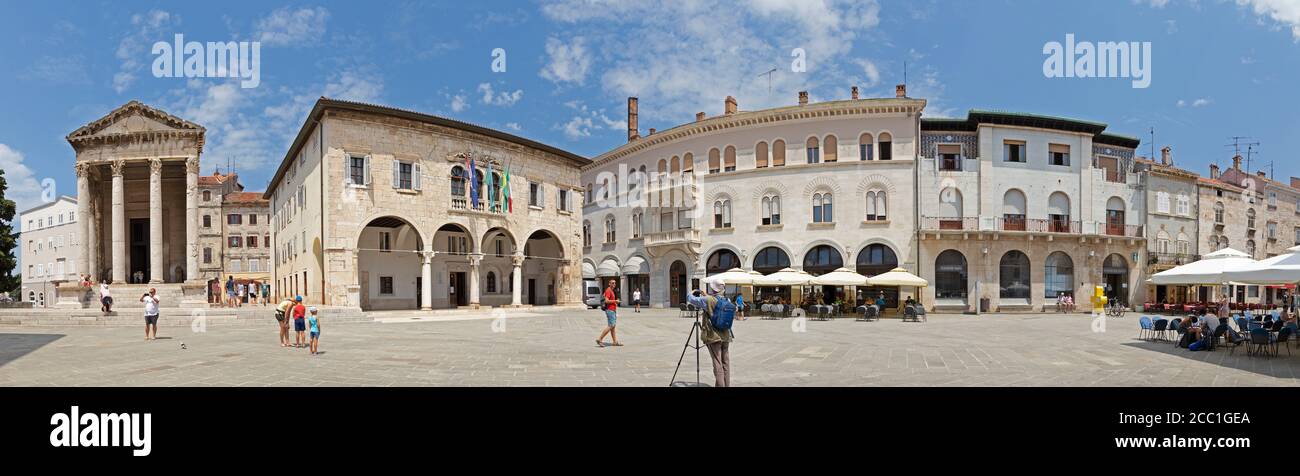 panorama, place du marché avec Temple d'Auguste et hôtel de ville, Pula, Istrie, Croatie Banque D'Images