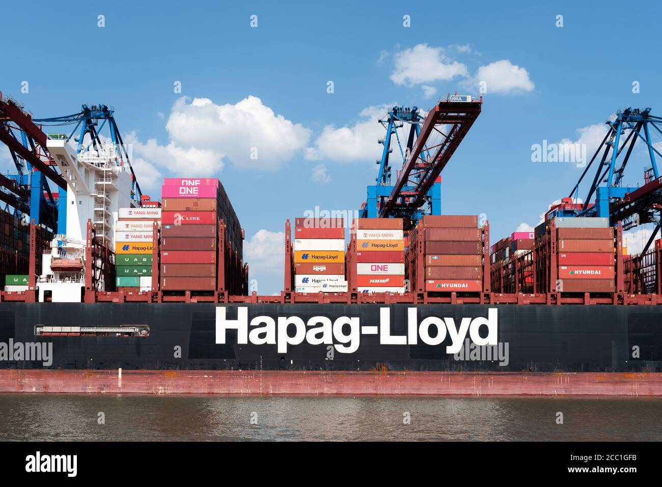 08-16-2020 Hambourg, Allemagne: Gros navire à conteneurs et grues portiques à conteneurs dans le port de Hambourg. AL DAHNA est un navire de 400 mètres de long qui a été opérée par Banque D'Images