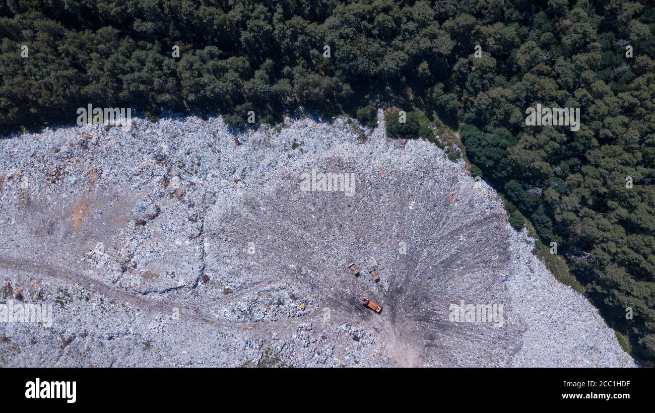 Vue panoramique sur la catastrophe écologique, décharge de déchets à la frontière avec la forêt Banque D'Images