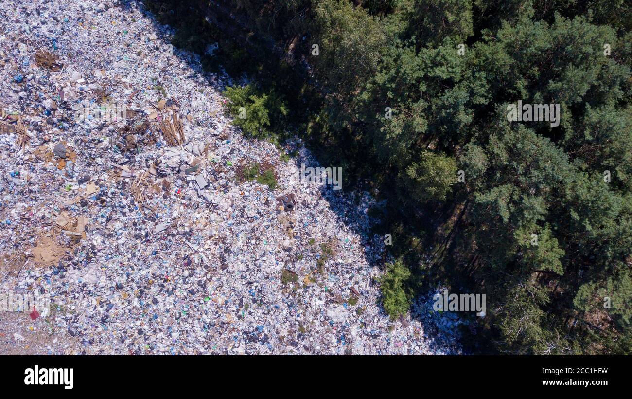 Vue panoramique sur la catastrophe écologique, décharge de déchets à la frontière avec la forêt Banque D'Images