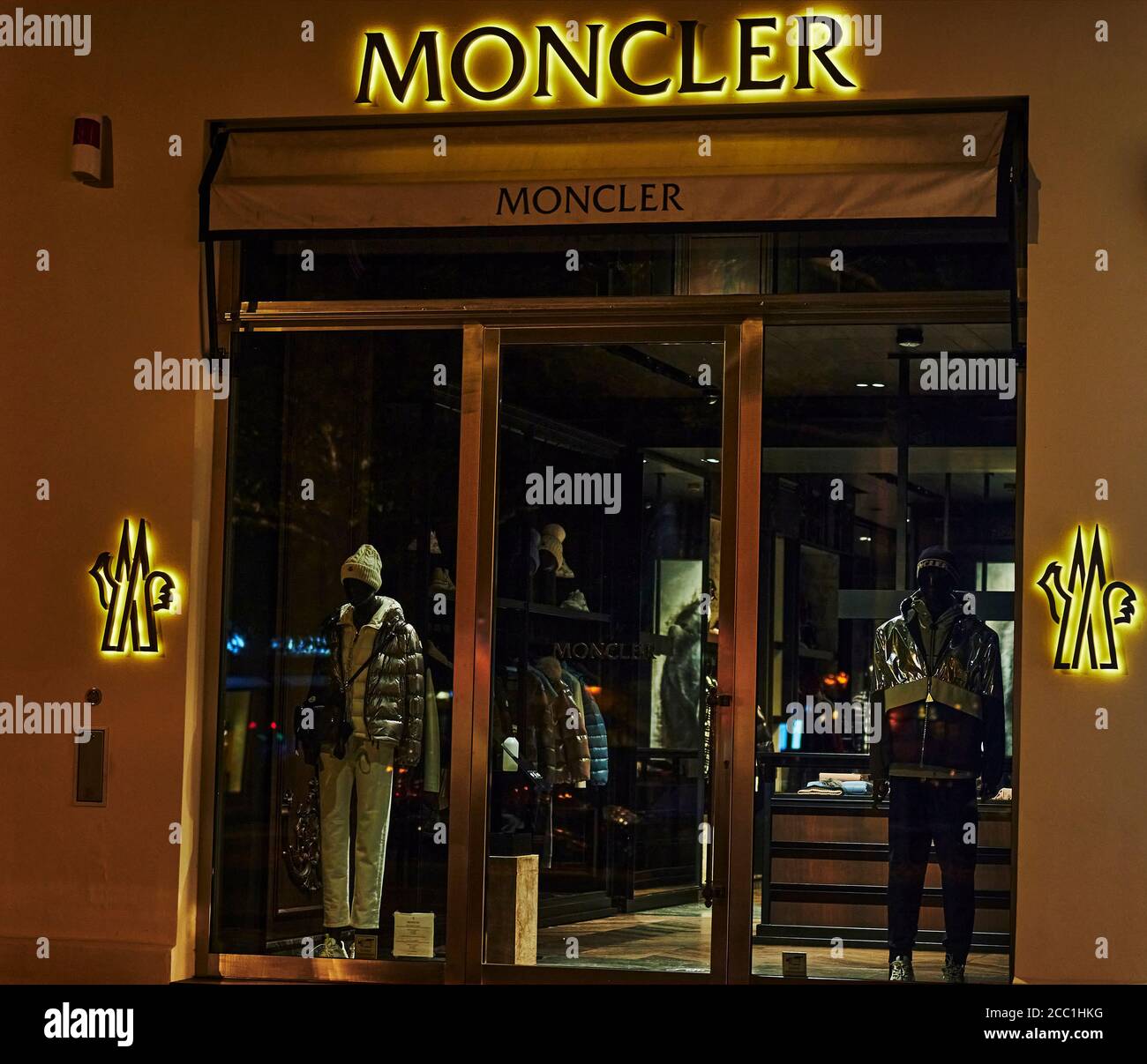 Moncler shop window Banque de photographies et d'images à haute résolution  - Alamy