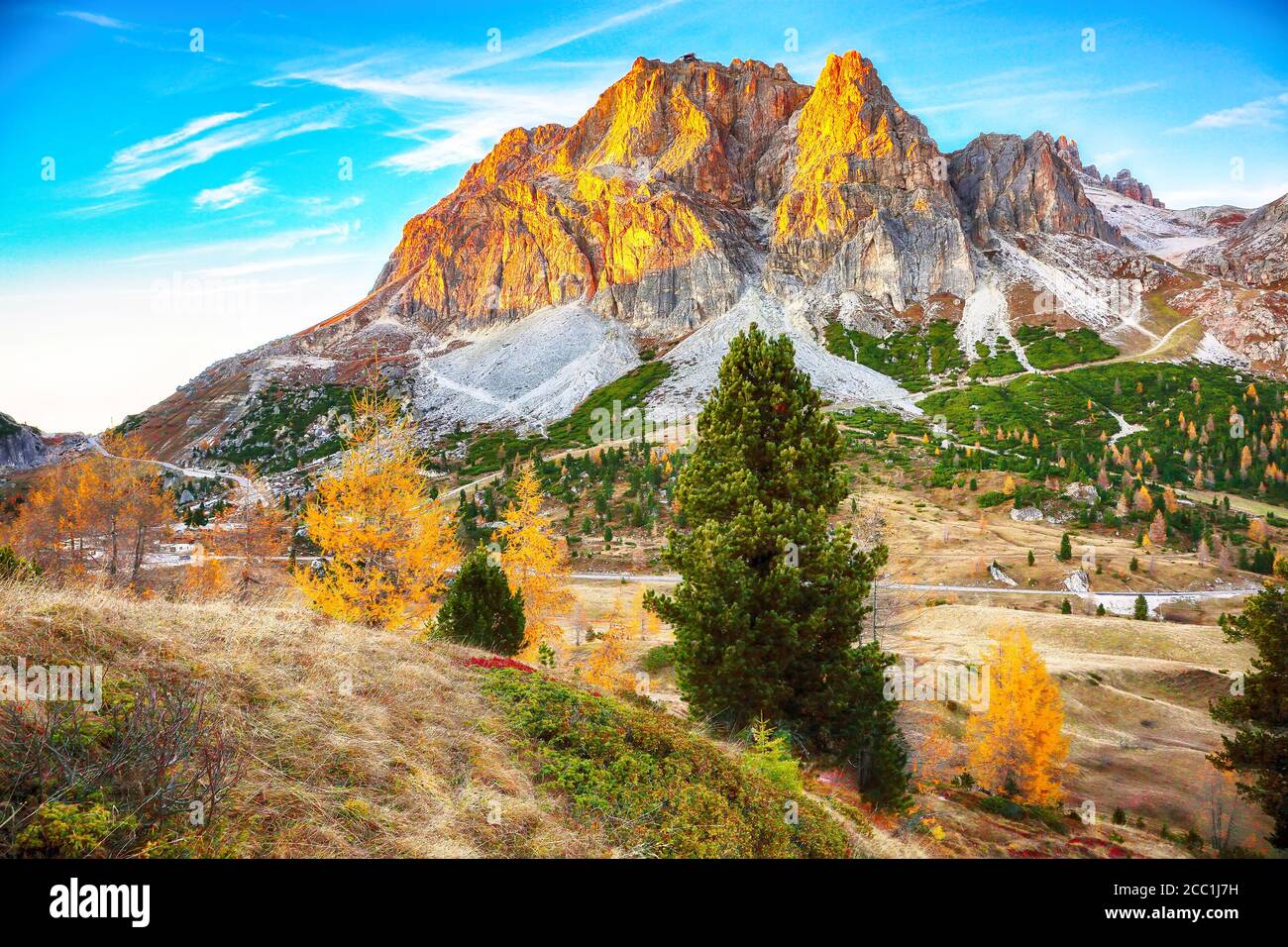 Paysage d'automne pittoresque avec des larches jaunes et des montagnes spectaculaires Lagazuoi et Tofana. Emplacement : col de Falzarego, Cortina d'Ampezzo, Dol Banque D'Images