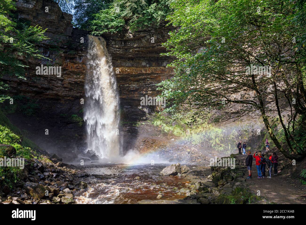 Arc-en-ciel créé par le jet de Hardraw Force, à Wensleydale, dans le parc national de Yorkshire Dales, en Angleterre Banque D'Images Arc-en-ciel créé par le jet de Hardraw Force, à Wensleydale, dans le parc national de Yorkshire Dales, en Angleterre Banque D'Images