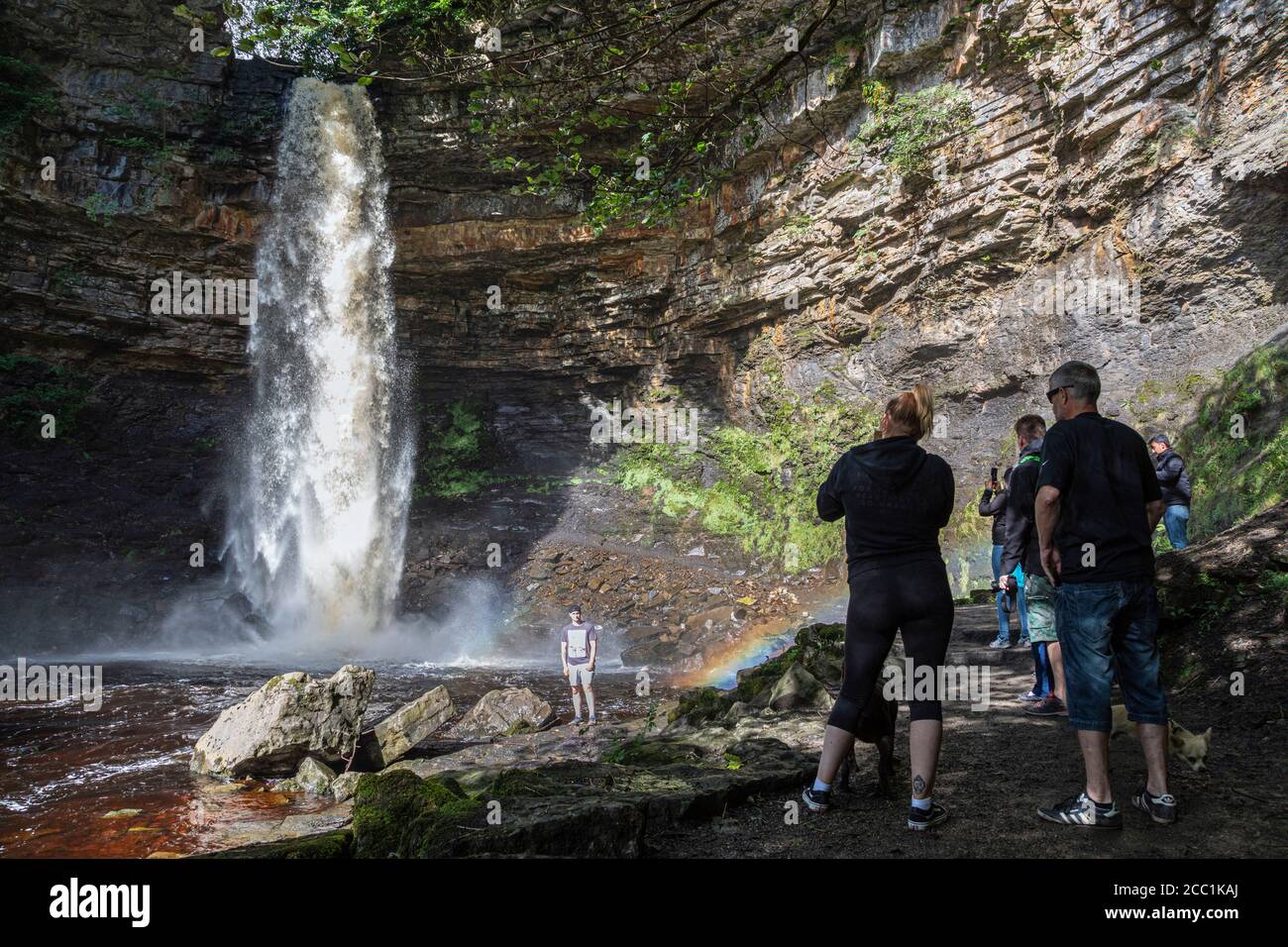 Les touristes prenant des photos à Hardraw Force, à Wensleydale, dans le parc national de Yorkshire Dales, en Angleterre Banque D'Images Les touristes prenant des photos à Hardraw Force, à Wensleydale, dans le parc national de Yorkshire Dales, en Angleterre Banque D'Images