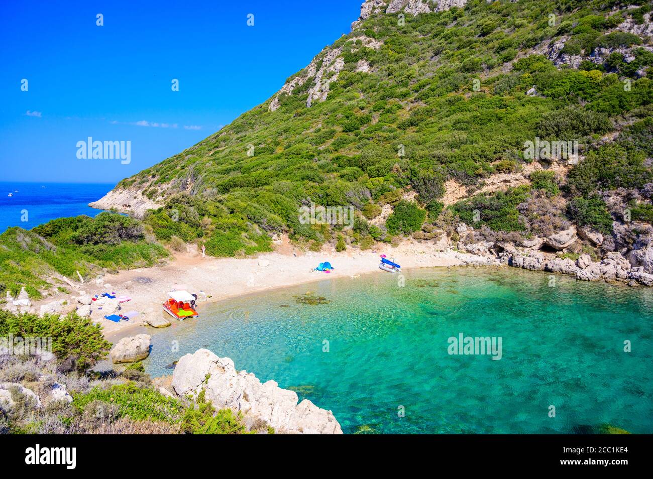 Plage de Porto Timoni à Afionas -- paradis et double plage blanche avec de l'eau claire d'azur à Corfou, baie de Twin, île Ionienne, Grèce - Europe Banque D'Images