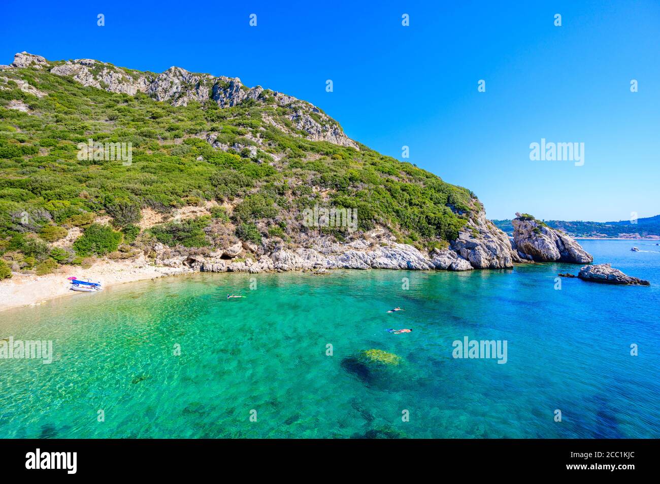 Plage de Porto Timoni à Afionas -- paradis et double plage blanche avec de l'eau claire d'azur à Corfou, baie de Twin, île Ionienne, Grèce - Europe Banque D'Images
