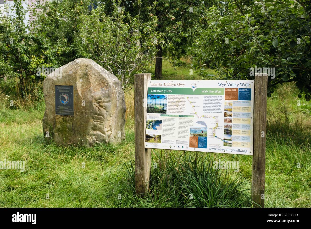 Tableau d'information bilingue et pierre de repère au début / à la fin de la promenade de la vallée de Wye dans le parc du château. Chepstow, Monbucshire, pays de Galles, Royaume-Uni, Grande-Bretagne Banque D'Images