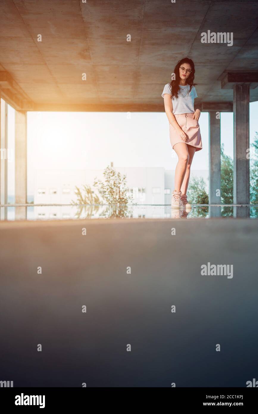 Jeune femme posant dans un chantier de construction vide Banque D'Images