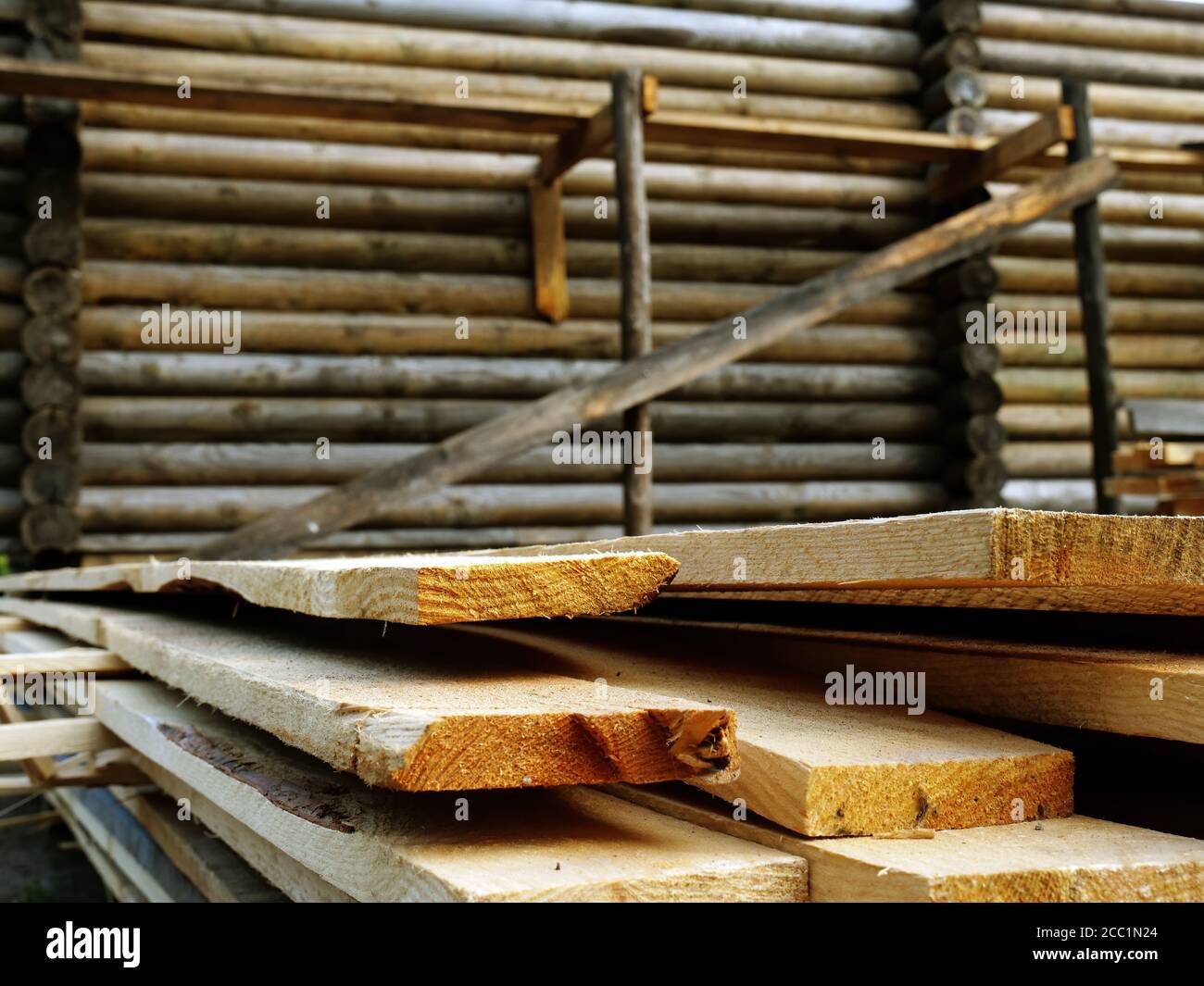 Construction d'une maison en bois. Se trouve près du mur comme matériau de construction. Banque D'Images