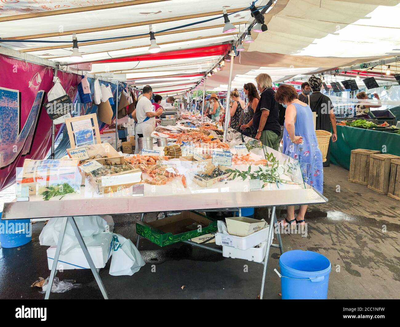 Paris, France, les gens magasiner en plein air marché alimentaire français, Mongerer de poisson, la nourriture sur le marché étranger Banque D'Images