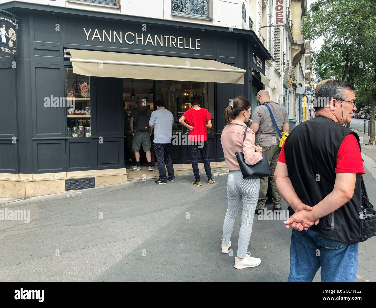 Paris, France, ligne de la petite foule de personnes debout, attente en ligne devant la boulangerie française sur la rue, homme arrière, boulangerie pâtisserie Banque D'Images