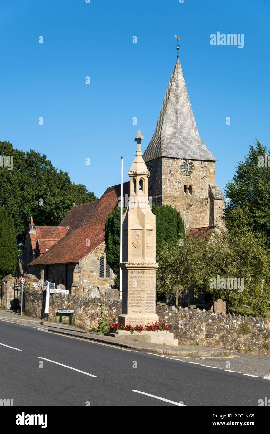 L'église St Bartholomew et le mémorial de guerre sur High Street, Burwash, East Sussex, Angleterre, Royaume-Uni, Europe Banque D'Images
