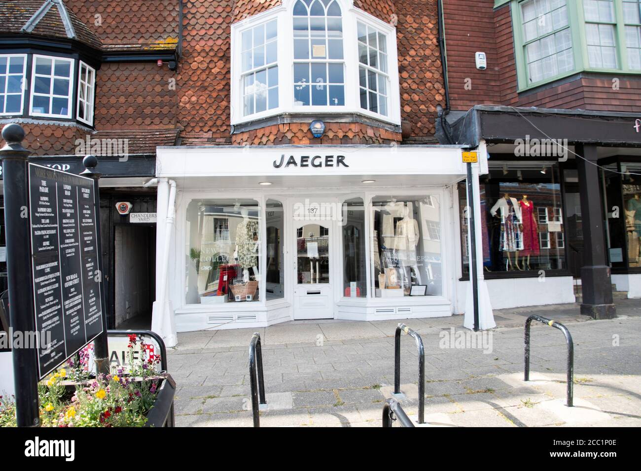 Boutique de vêtements Jaeger sur Marlborough High Street Banque D'Images