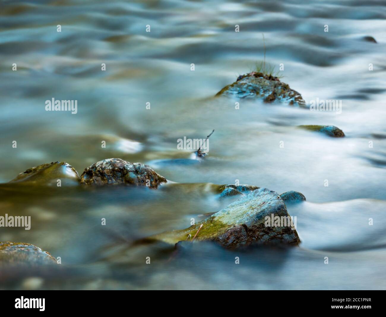Cours d'eau fluide entre les rochers dans les montagnes. Banque D'Images