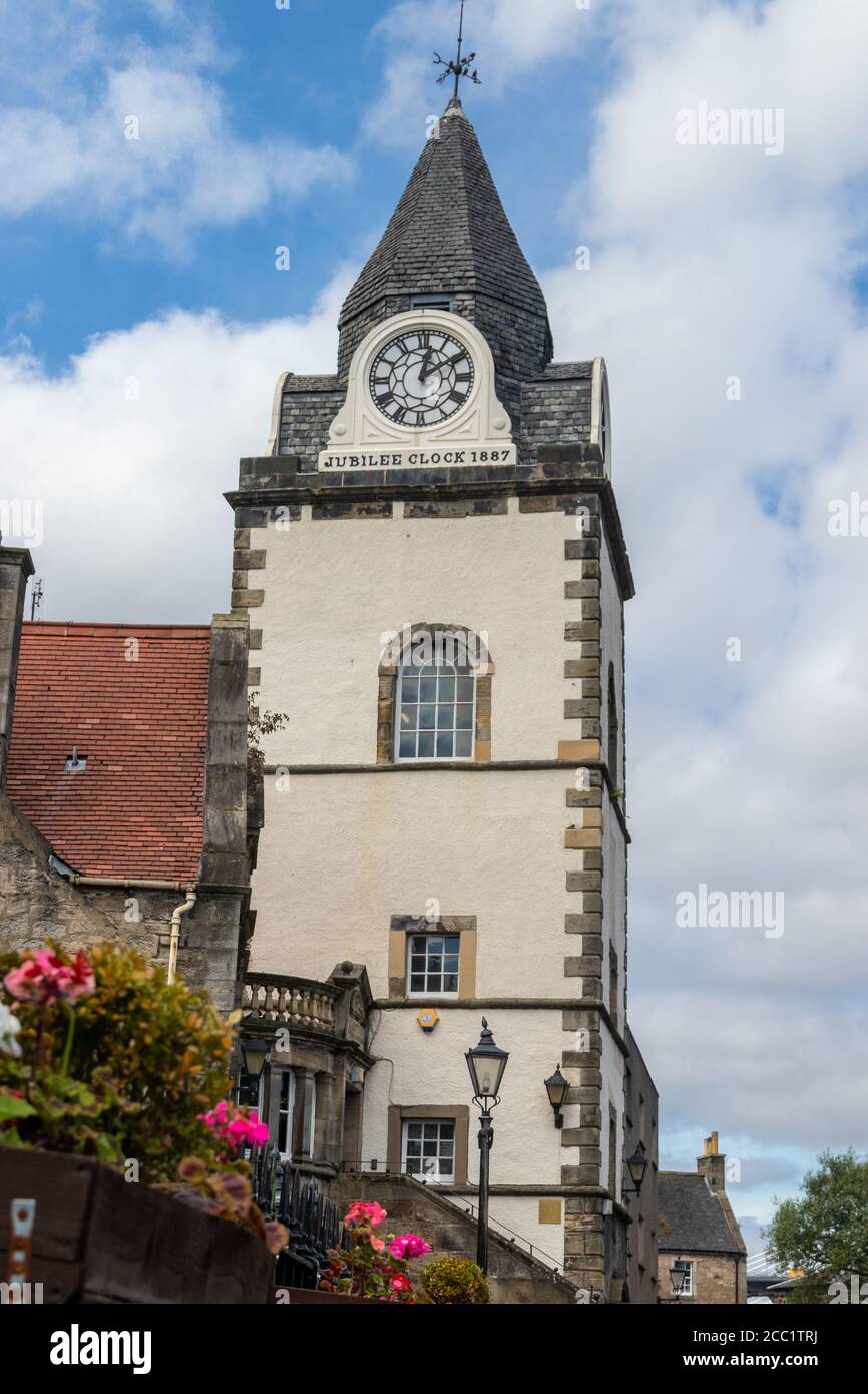 Jubilee Clock Tower, 17ème siècle Tollbooth dans South Queensferry, High Street, Ecosse. Banque D'Images