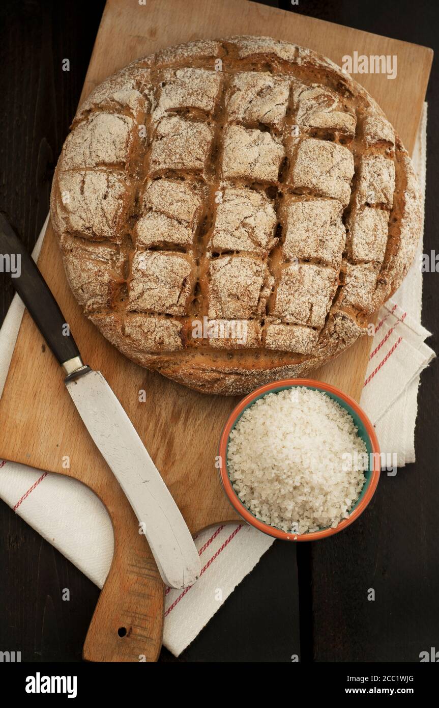 Pain de seigle fait maison avec couteau et serviette sur planche, Close up Banque D'Images