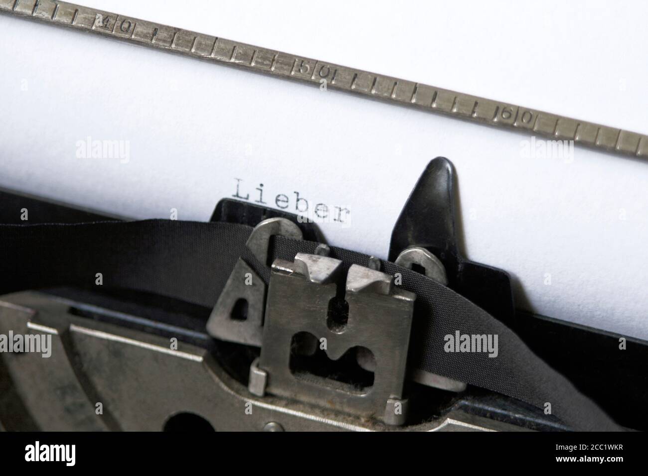 'Lieber' dactylographiées sur du papier dans la machine à écrire, close-up Banque D'Images