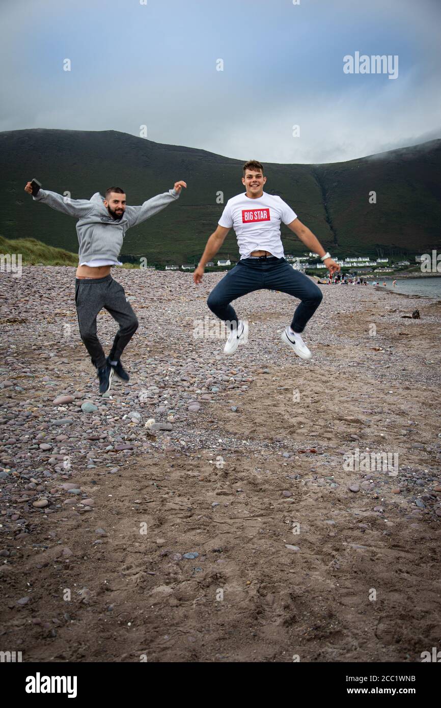 Les gens sautent avec un sourire sur leurs visages.divertissement en plein air.vue sur la montagne. Banque D'Images