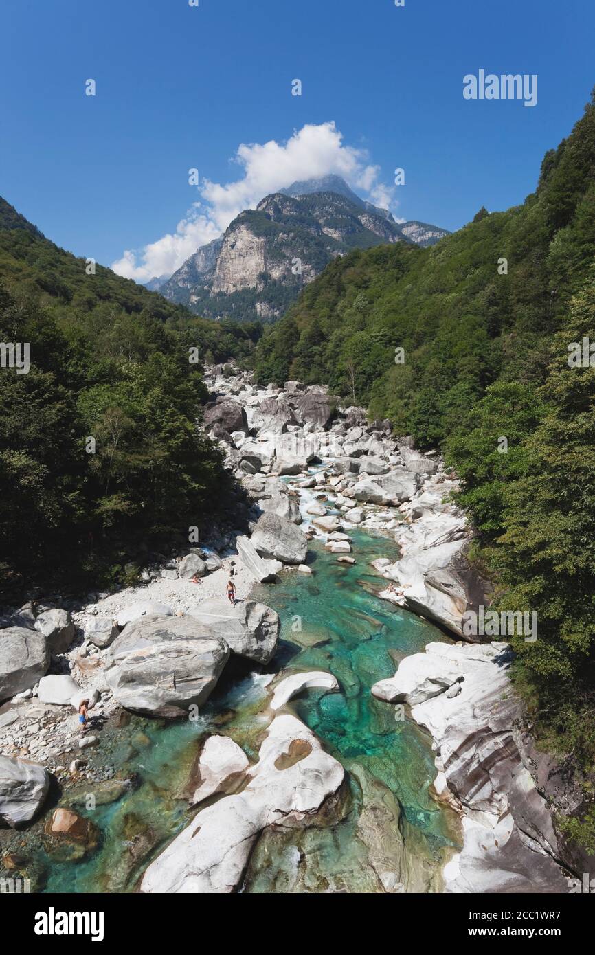 L'Europe, la Suisse, les baignades dans la rivière Verzasca Banque D'Images