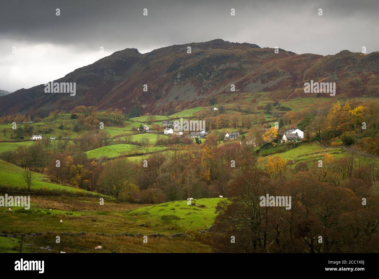 Le hameau de Little Langdale en dessous de Lingmoor est tombé dans le parc national de Lake District, Cumbria, Angleterre. Banque D'Images