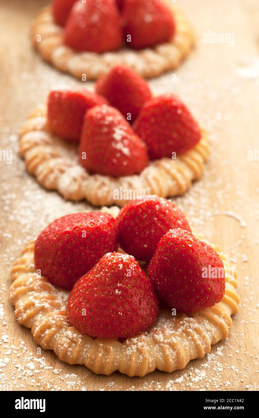 Tartelette aux fraises sur planche, Close up Banque D'Images