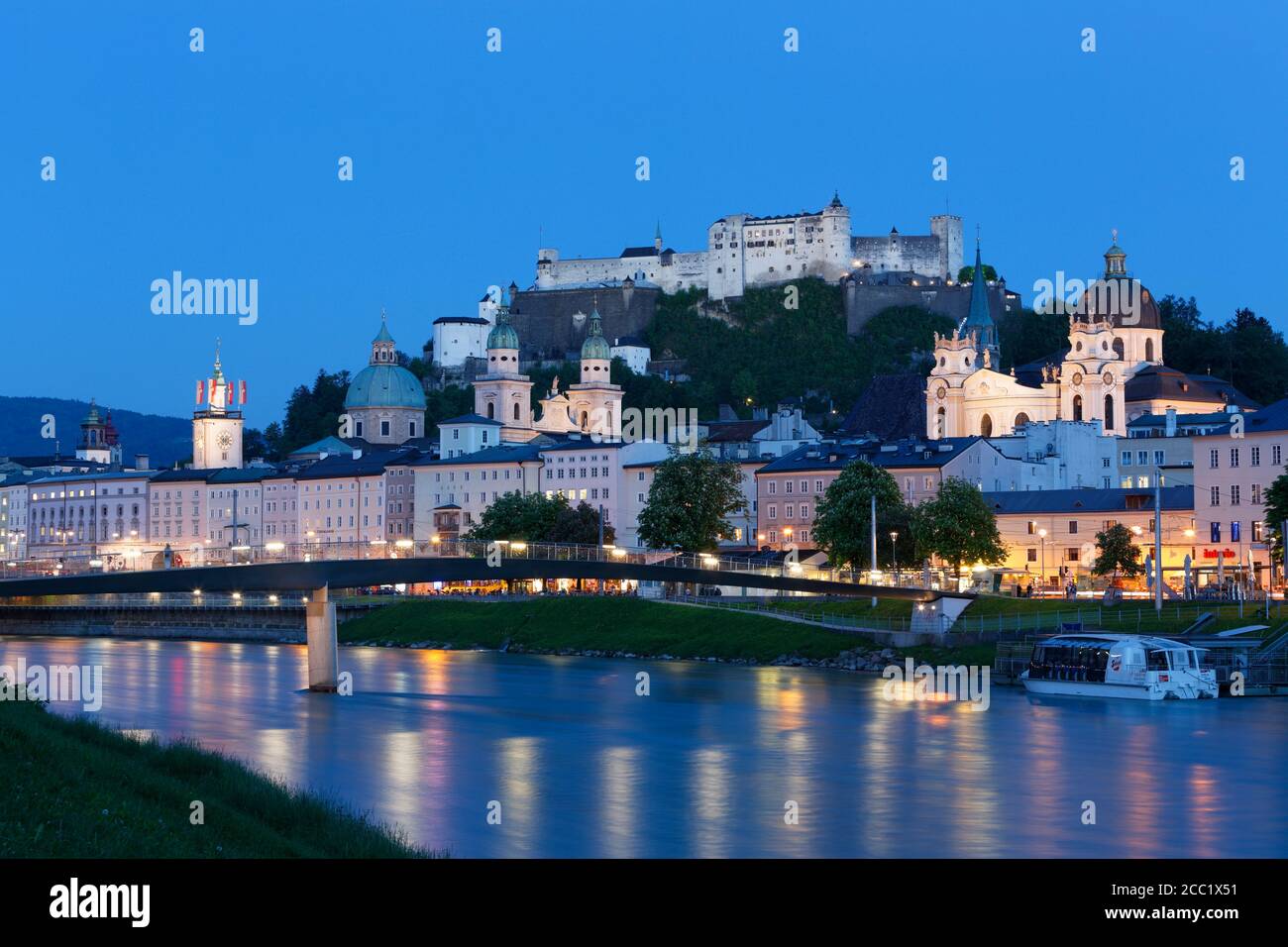 Autriche, Salzbourg, vue de l'église collégiale et Château de Hohensalzburg à Salzach Banque D'Images