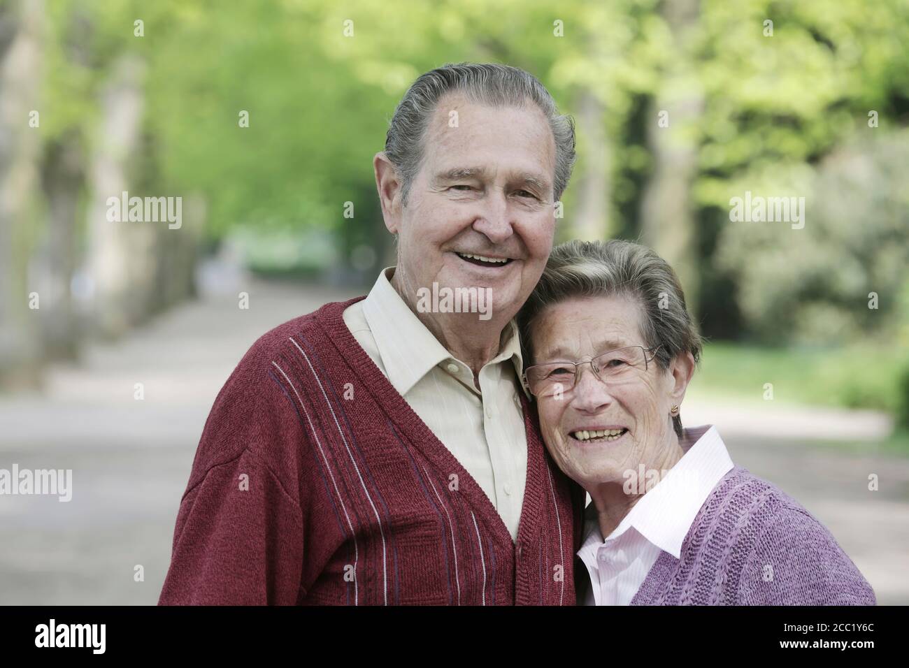 Allemagne, Cologne, Portrait de senior couple in park, smiling Banque D'Images
