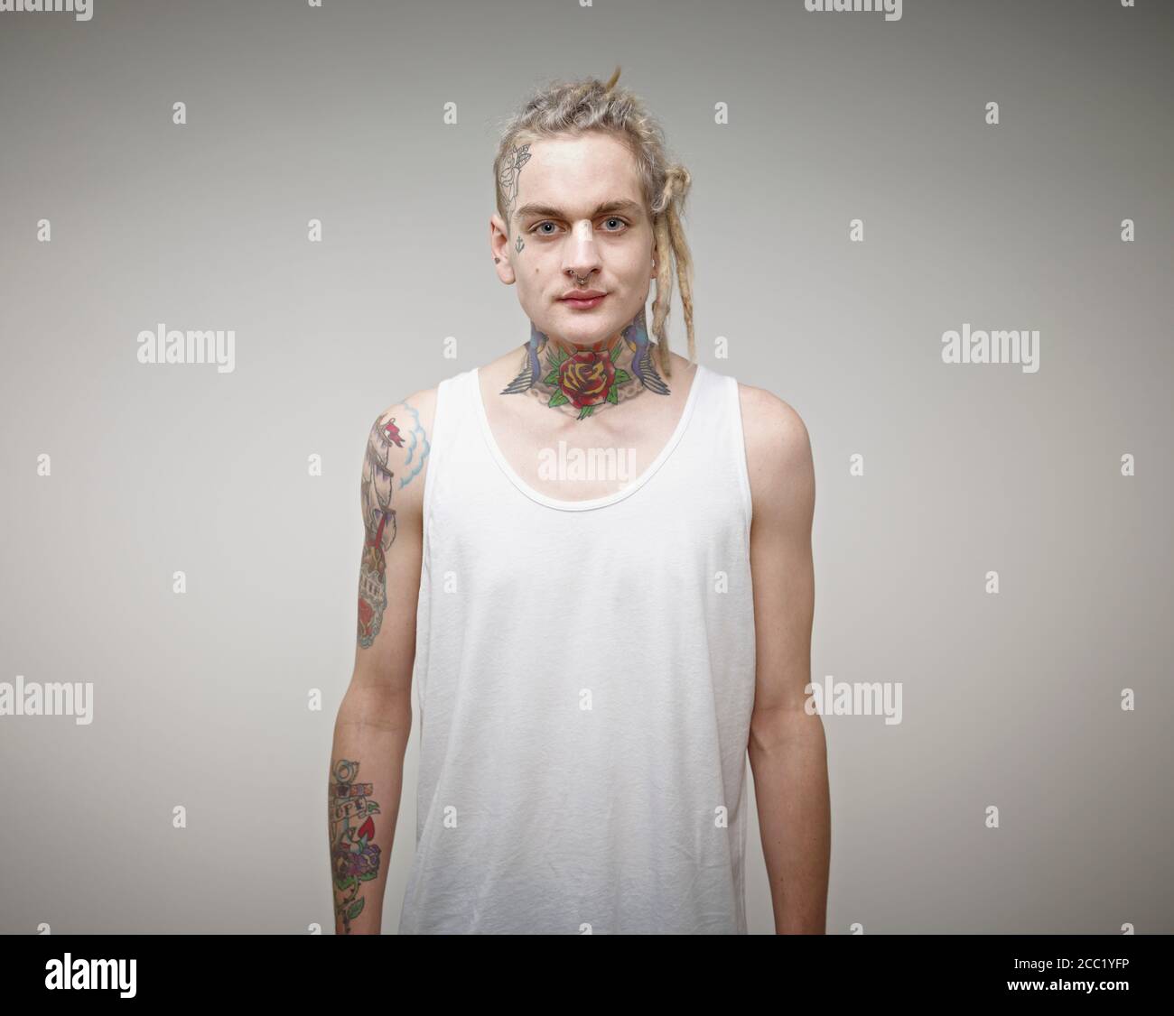 Portrait of young man with tattoos Banque D'Images