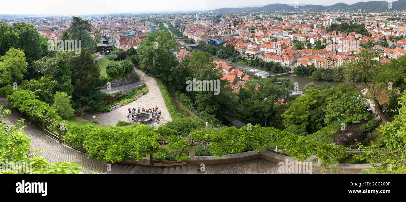 L'Autriche, Styrie, Graz, augmentation de la vue sur la vieille ville avec des montagnes en arrière-plan Banque D'Images